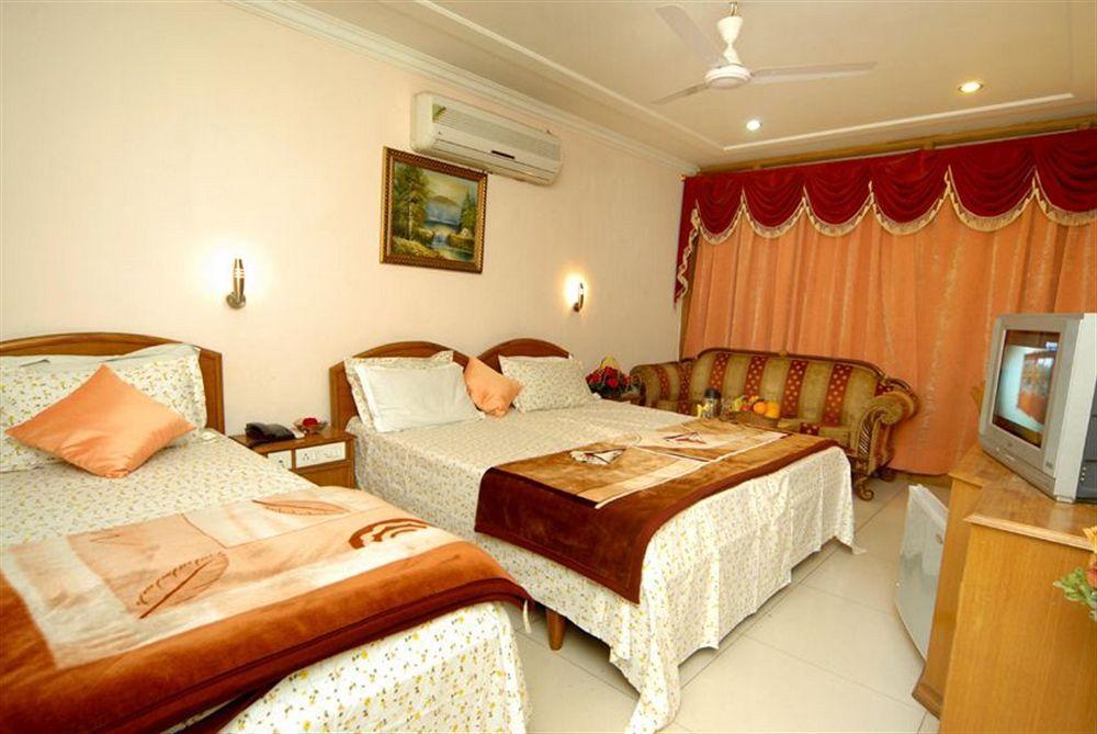 Hotel Diamond Plaza Chandīgarh Exterior foto