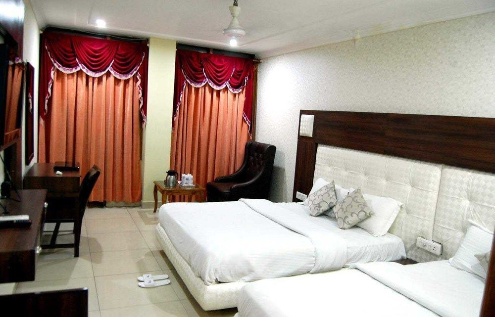 Hotel Diamond Plaza Chandīgarh Exterior foto