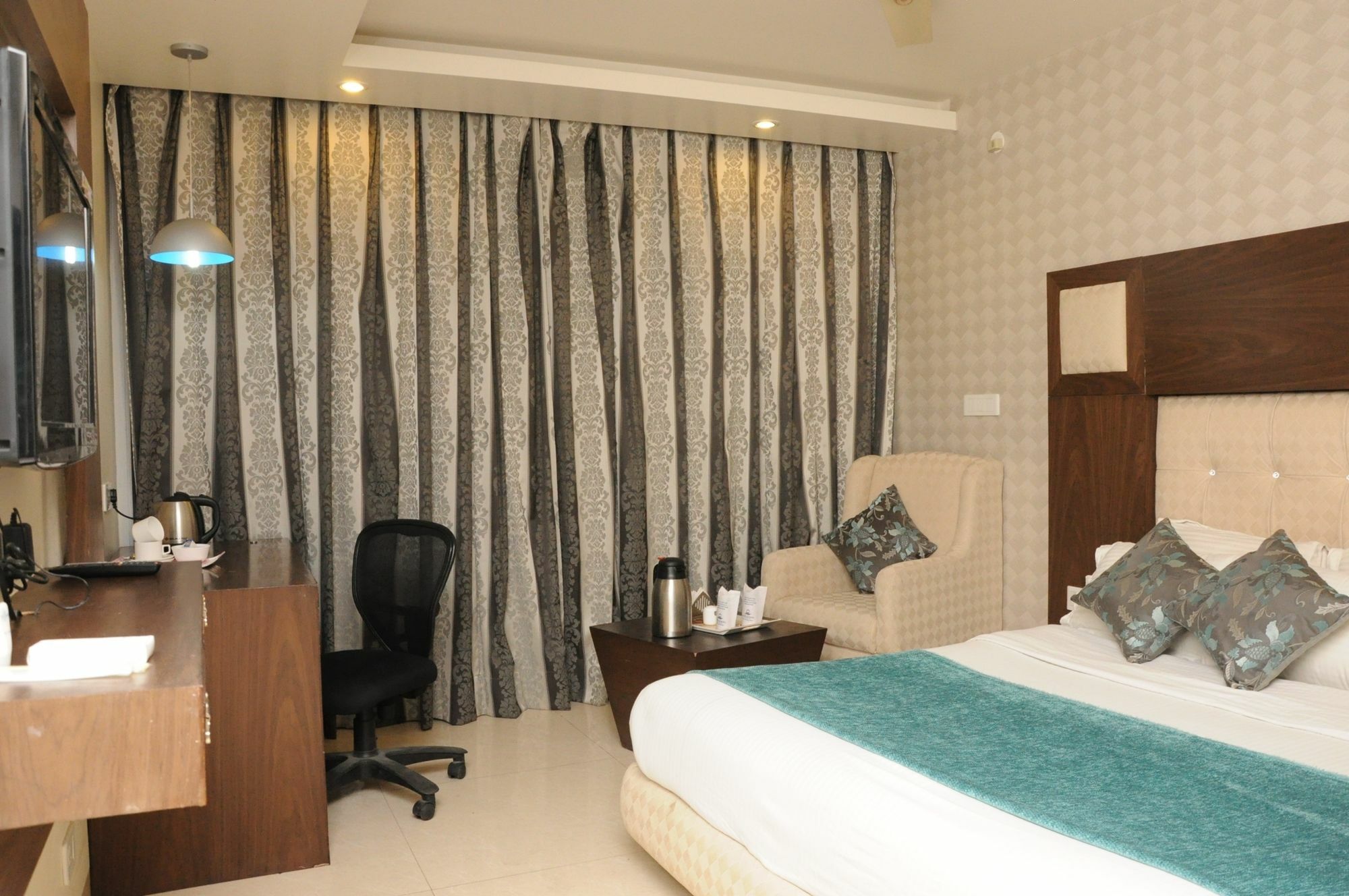 Hotel Diamond Plaza Chandīgarh Exterior foto