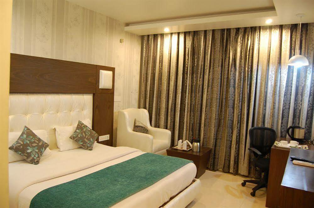 Hotel Diamond Plaza Chandīgarh Exterior foto